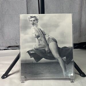 Vintage Black and White Pin-Up Marilyn Monroe Photo